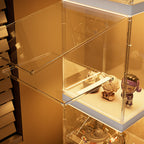 Cubierta Acrilica LED 2 Niveles - Caja Exhibidora - Grande - Multibandeja de Apertura Vertical - 29.3 x 25.4 x 87.9