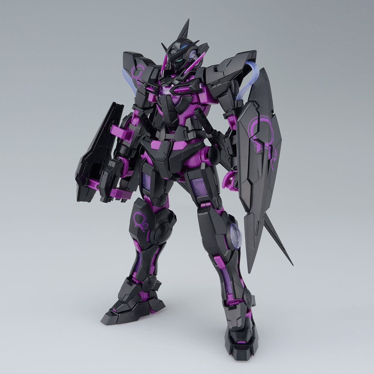 MG 1/100 GUNDAM EXIA [RECIRCULATION COLOR/NEON PURPLE] - Model Kit Articulado - Bandai