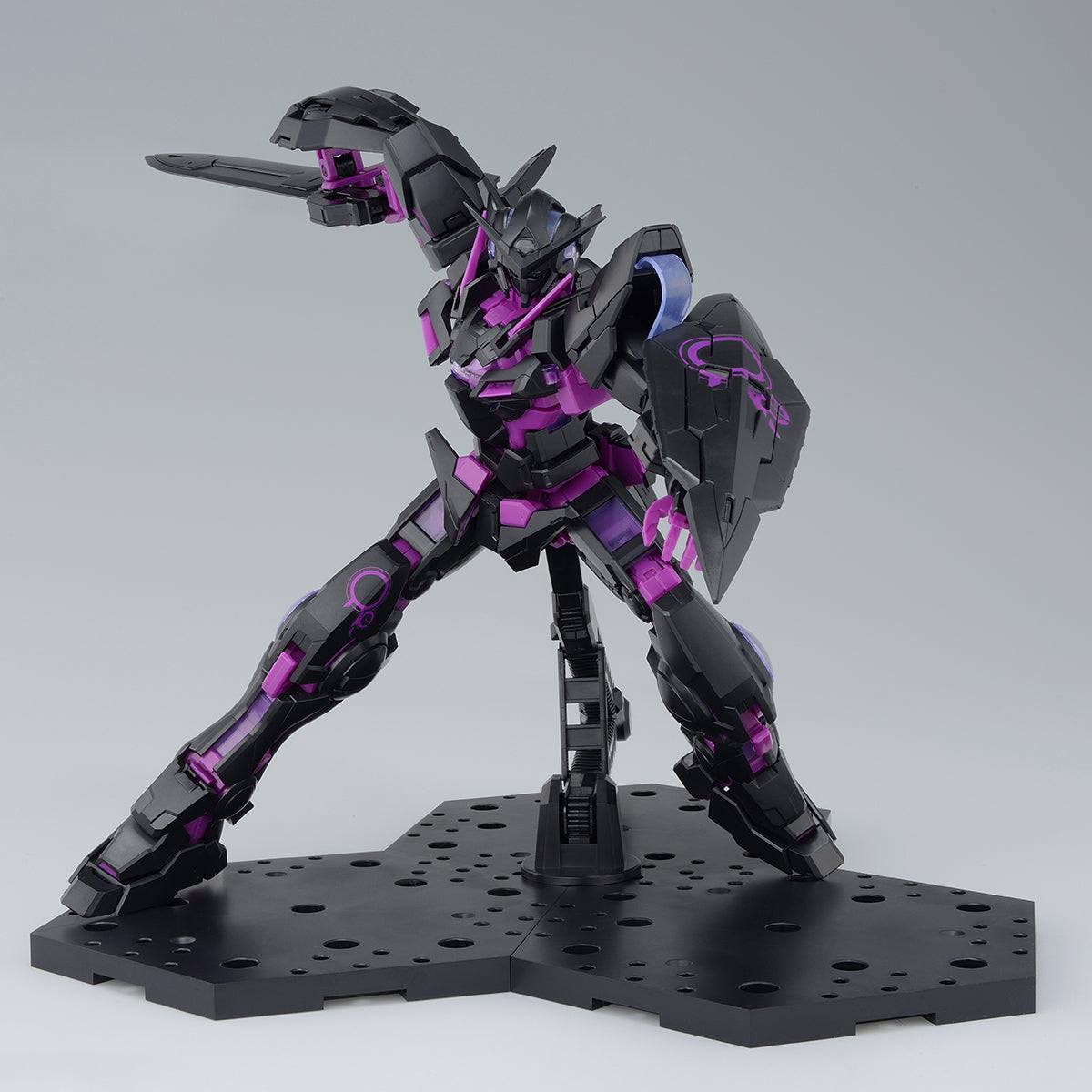 MG 1/100 GUNDAM EXIA [RECIRCULATION COLOR/NEON PURPLE] - Model Kit Articulado - Bandai