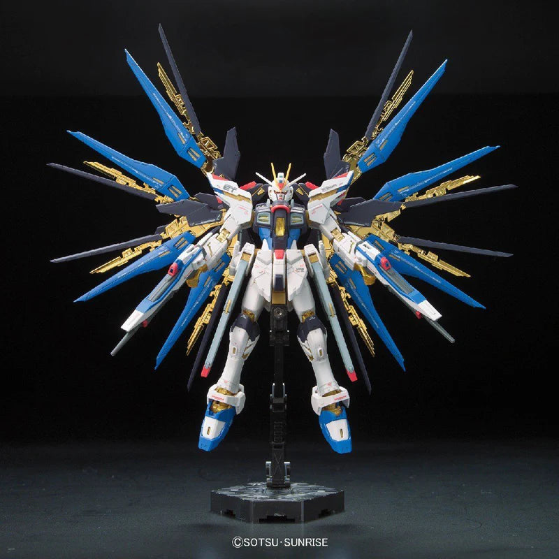 RG 1/144 ZGMF-X20A STRIKE FREEDOM GUNDAM - Model Kit Articulado - Bandai