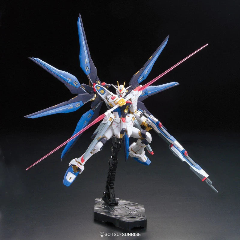 RG 1/144 ZGMF-X20A STRIKE FREEDOM GUNDAM - Model Kit Articulado - Bandai