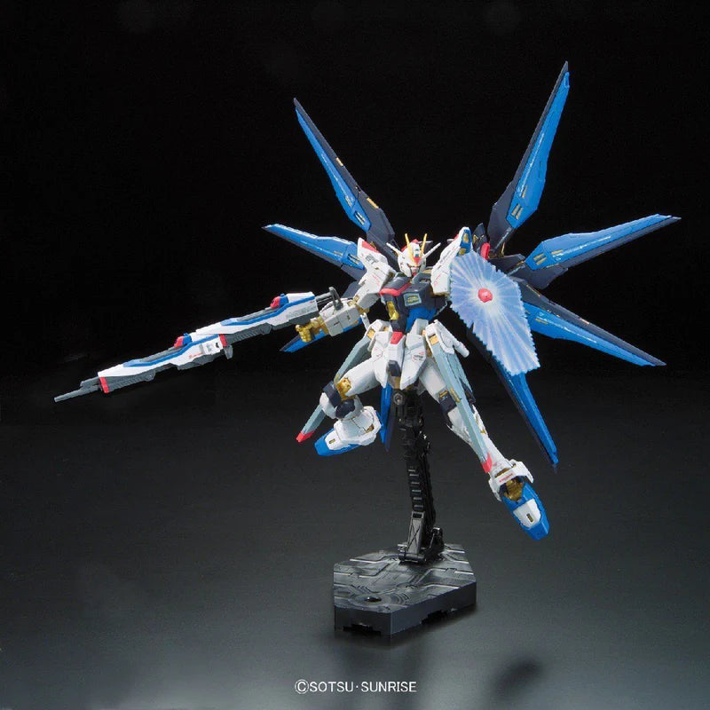 RG 1/144 ZGMF-X20A STRIKE FREEDOM GUNDAM - Model Kit Articulado - Bandai