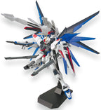 MG 1/100 FREEDOM GUNDAM Ver. 2.0 - Model Kit Articulado - Bandai