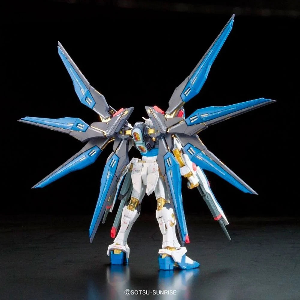 RG 1/144 Freedom Gundam - Model Kit Articulado - Bandai