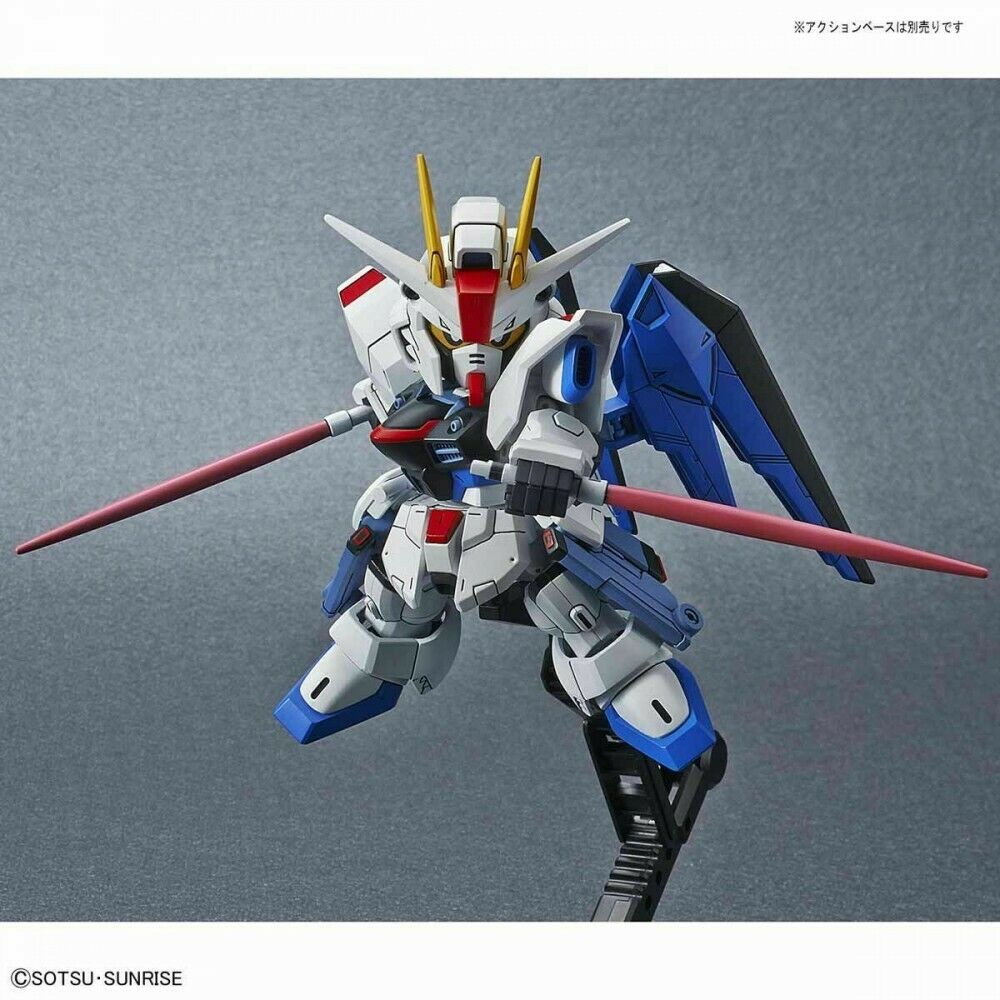 SD Gundam Cross Silhouette Freedom Gundam - Model Kit Articulado - Bandai